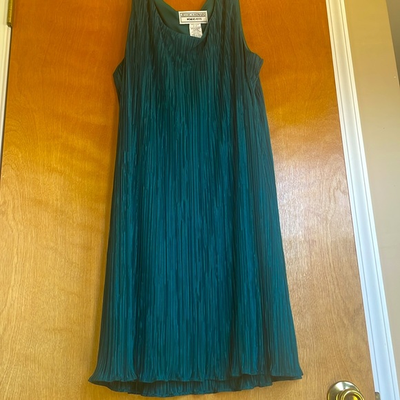 Jessica Howard Two-Piece Shift Dress Set - Picture 8 of 8